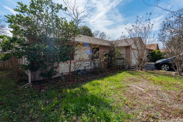 view of front facade with a front lawn