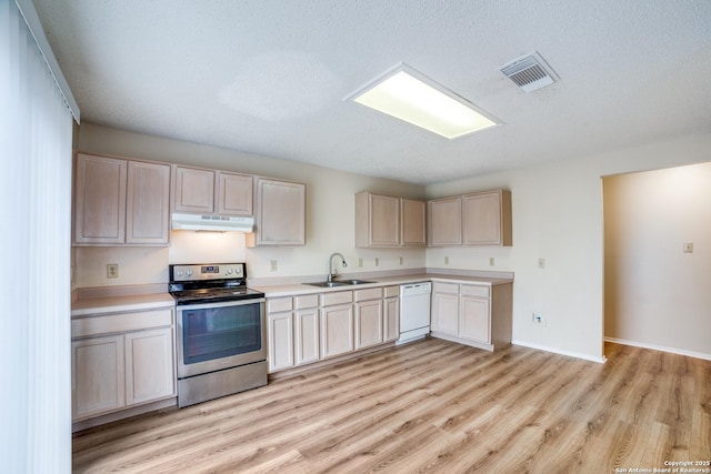 kitchen featuring under cabinet range hood, a sink, light countertops, electric stove, and dishwasher