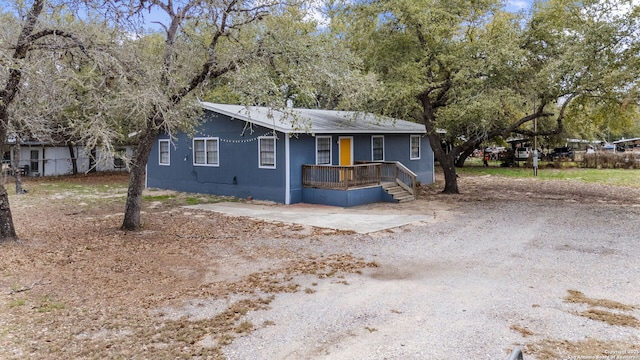 view of front of property with driveway