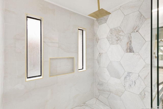 bathroom featuring a tile shower