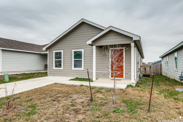 view of front facade with a front yard