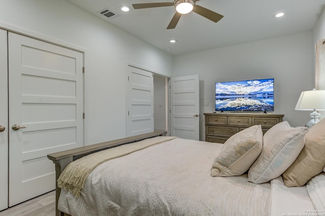 bedroom featuring light wood finished floors, visible vents, a ceiling fan, and recessed lighting