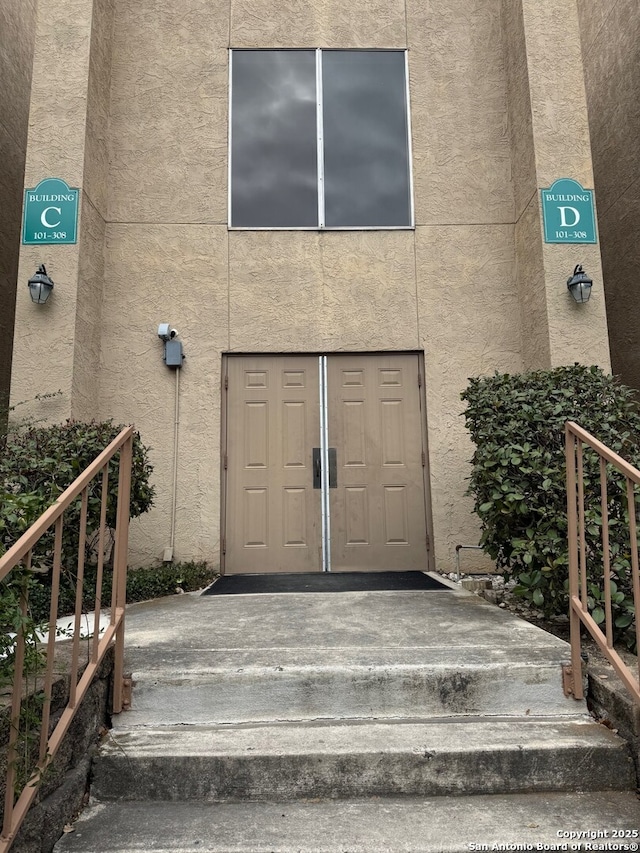 property entrance featuring stucco siding