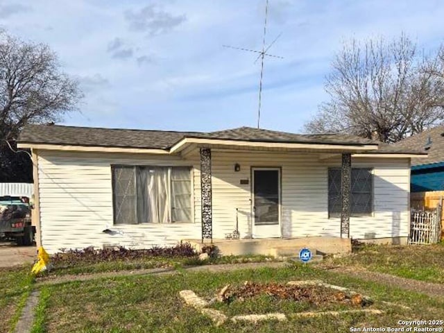 view of front of home featuring a front lawn