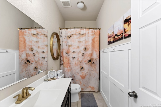 full bathroom featuring visible vents, a shower with shower curtain, toilet, vanity, and tile patterned flooring