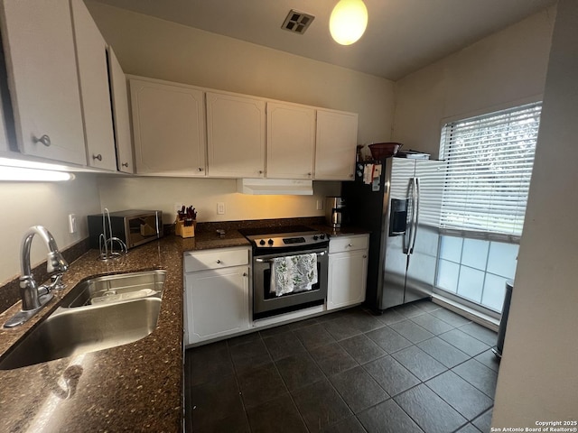 kitchen with stainless steel appliances, visible vents, white cabinetry, a sink, and under cabinet range hood