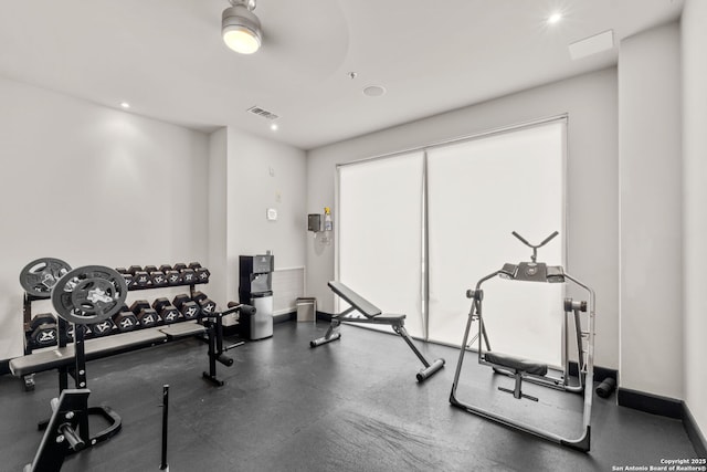 exercise room featuring recessed lighting, visible vents, and baseboards