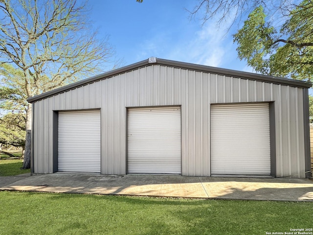 view of detached garage