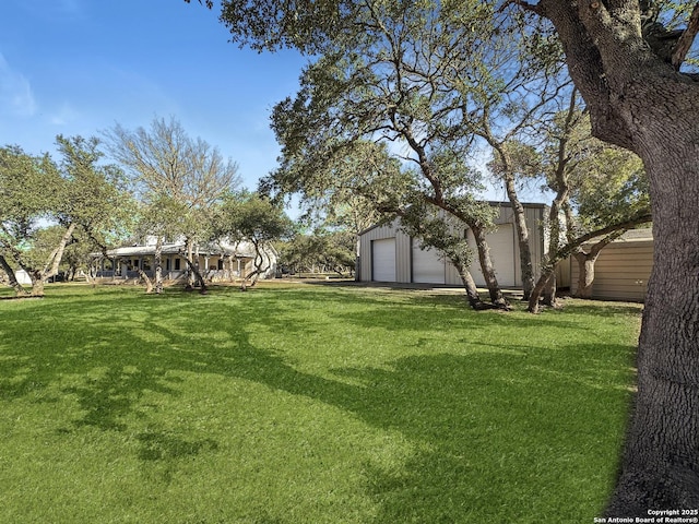 view of yard featuring a detached garage