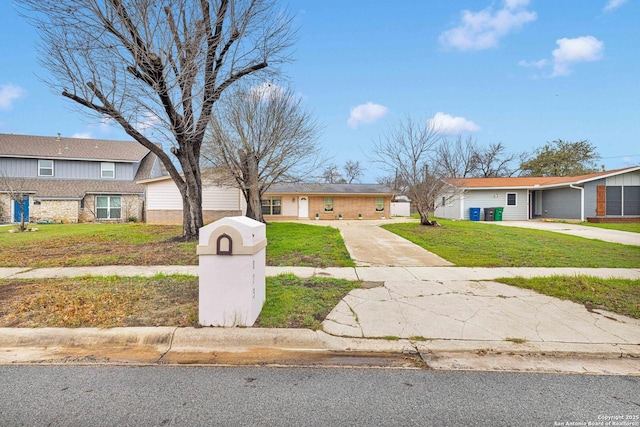 view of front facade featuring a front lawn and concrete driveway