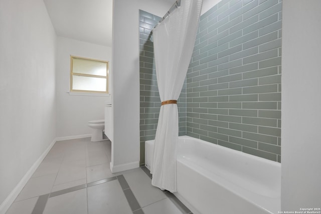 full bathroom featuring shower / bath combination with curtain, baseboards, toilet, and tile patterned floors