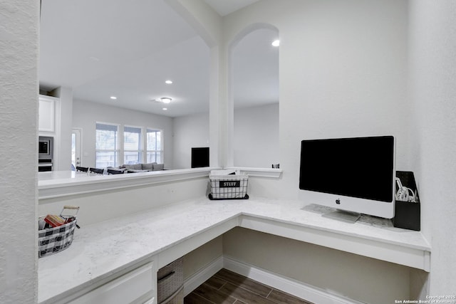 office space featuring wood tiled floor, built in study area, and recessed lighting