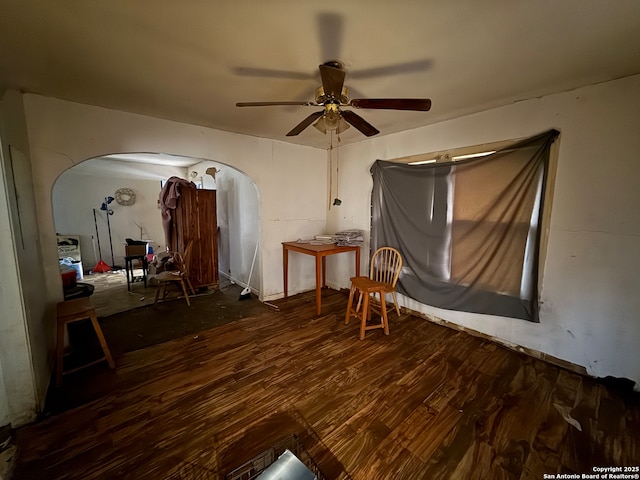 sitting room featuring dark wood-style floors and a ceiling fan