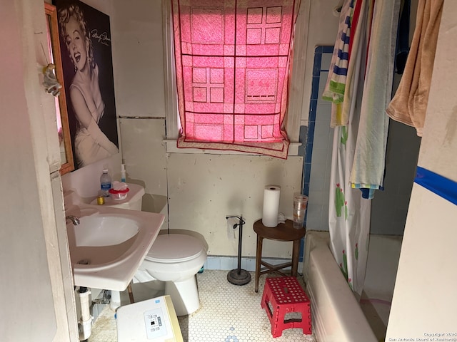 full bathroom featuring a sink, toilet, and shower / bathtub combination with curtain