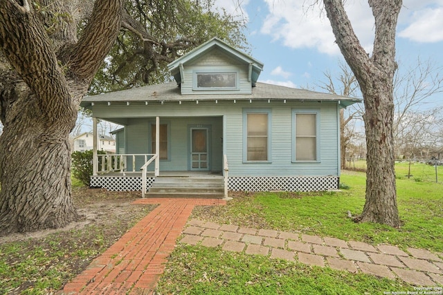 view of front of property featuring a porch and a front yard