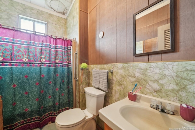 bathroom with a shower with curtain, vanity, and toilet