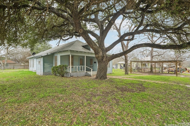 view of front of property featuring a porch, a front yard, and fence