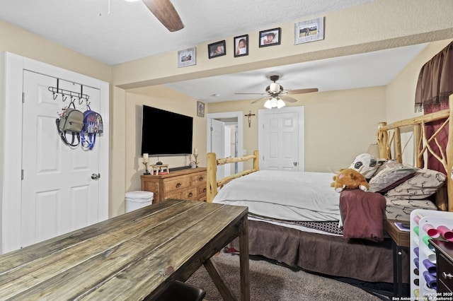 bedroom featuring ceiling fan and a textured ceiling