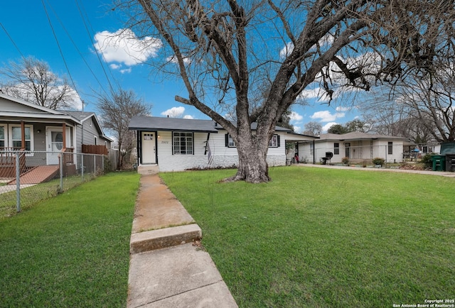 view of front of home featuring a front lawn and fence