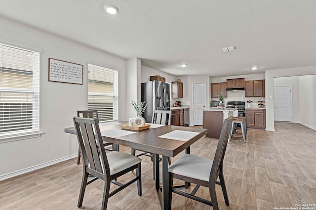 dining space featuring recessed lighting, visible vents, light wood-style flooring, and baseboards