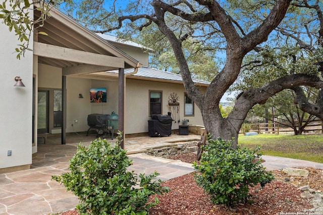 view of yard featuring a patio