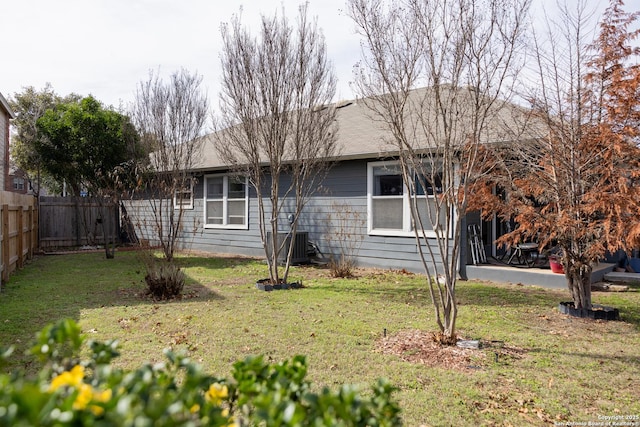 view of front of home featuring fence and a front lawn