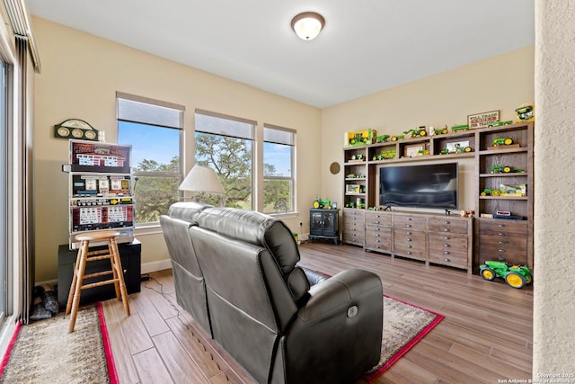 living area featuring light wood-style flooring and baseboards