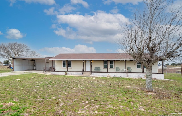 ranch-style house featuring a carport, a porch, a front yard, and driveway