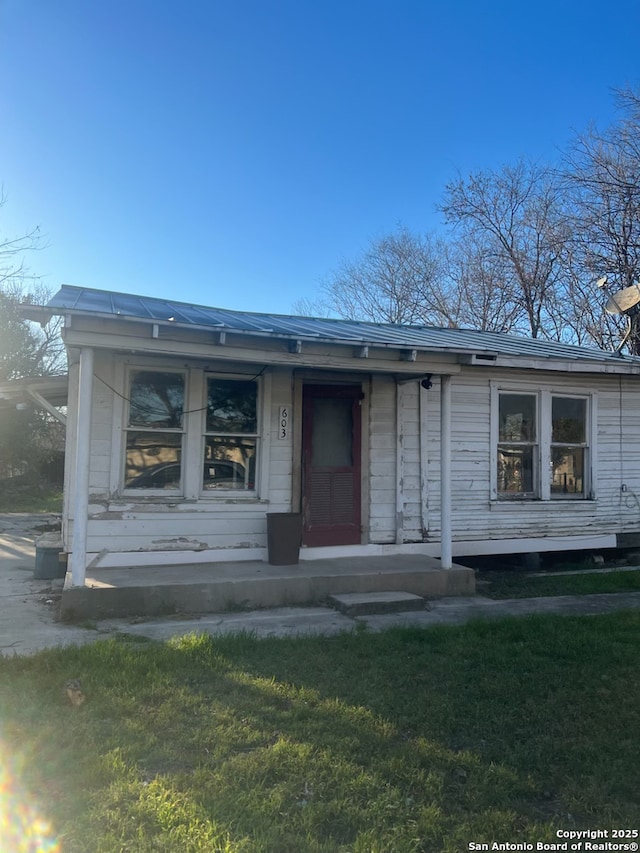 exterior space featuring a yard