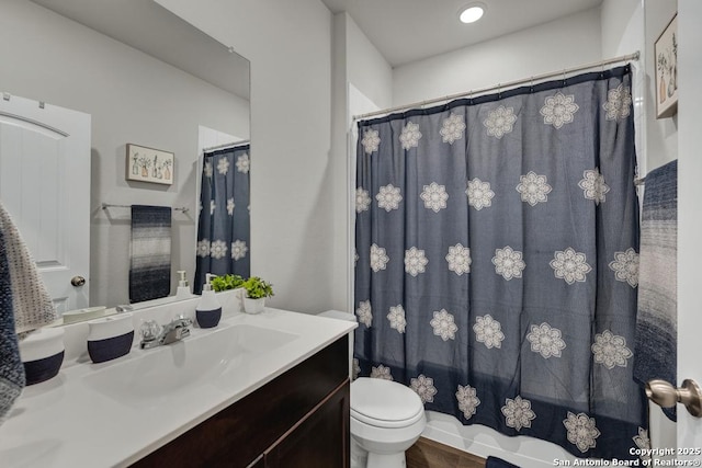 full bath with shower / bath combo with shower curtain, vanity, and toilet