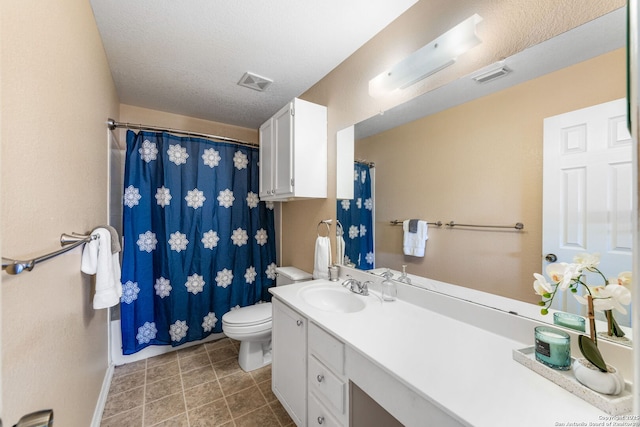 full bath featuring toilet, vanity, visible vents, and baseboards