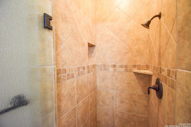 details featuring tiled shower