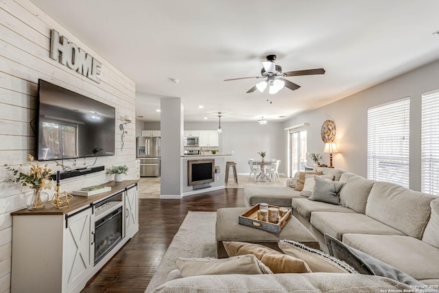 living room with ceiling fan, dark wood-style flooring, recessed lighting, and baseboards