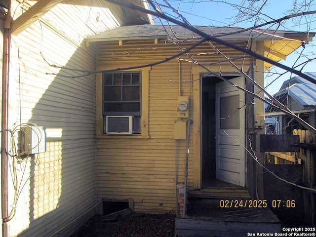 property entrance with a shingled roof