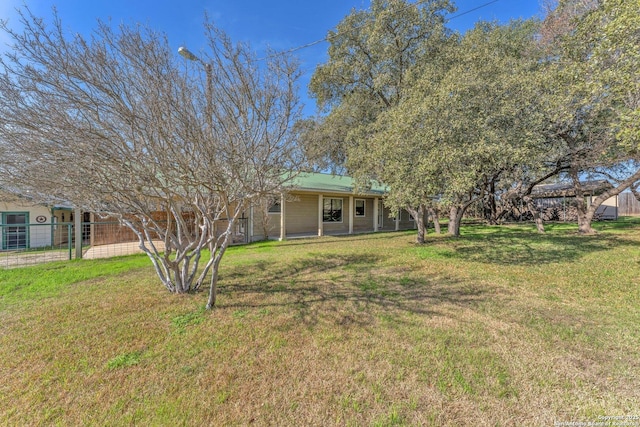 view of front of home featuring a front lawn and fence