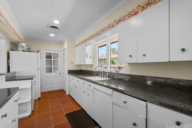 kitchen featuring crown molding, dark countertops, visible vents, a sink, and white appliances