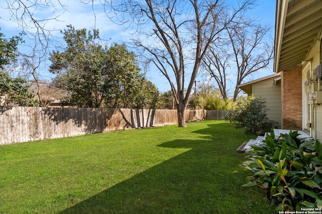 view of yard featuring a fenced backyard