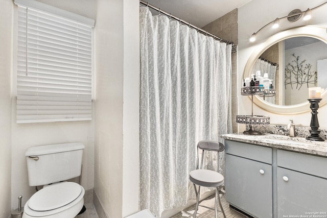 full bathroom featuring curtained shower, vanity, and toilet