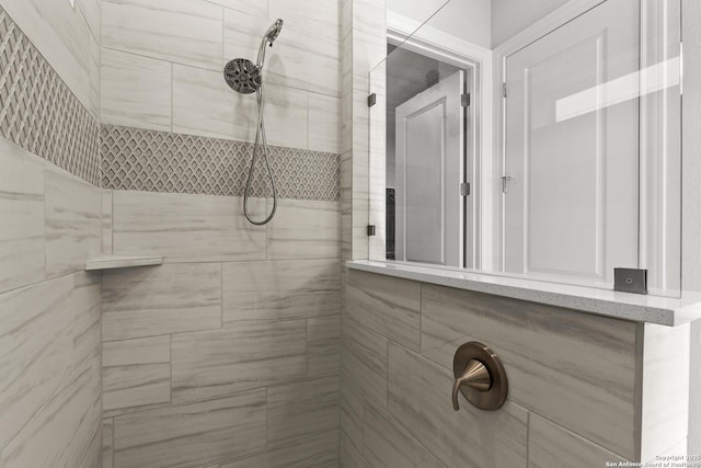 full bathroom featuring a tile shower