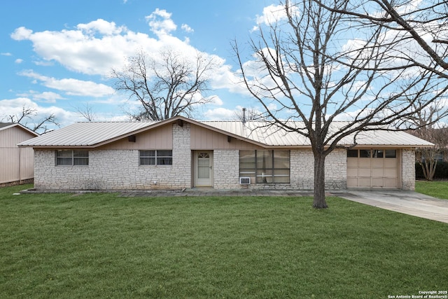 view of front of property featuring metal roof, a front lawn, and driveway