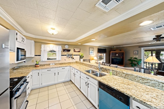 kitchen featuring stainless steel appliances, visible vents, white cabinetry, a sink, and a peninsula