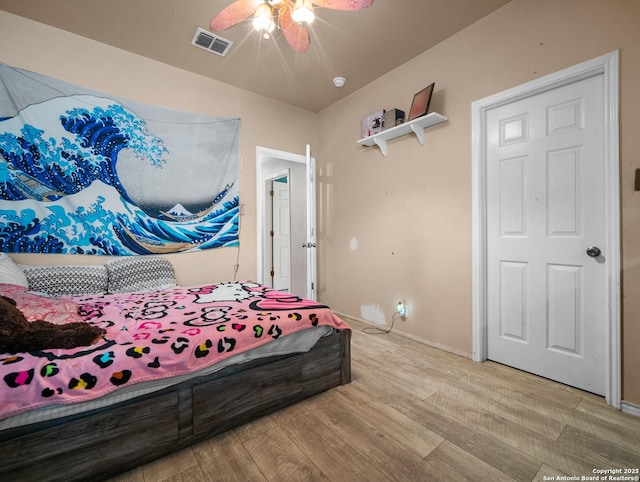 bedroom featuring light wood-type flooring, visible vents, and ceiling fan