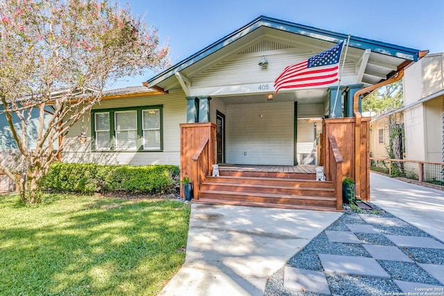 view of front of home with a front lawn