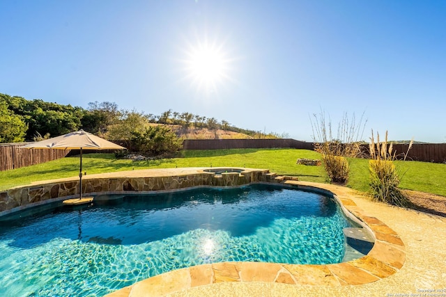 view of swimming pool featuring a pool with connected hot tub, a fenced backyard, and a yard