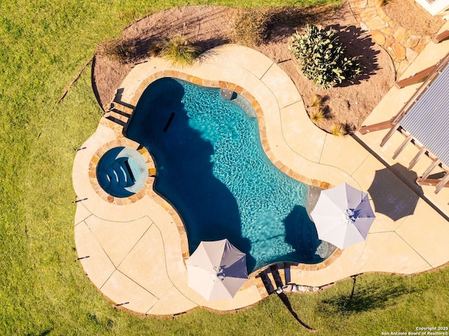 view of pool featuring a yard and an in ground hot tub