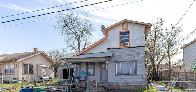 view of front of home with a fenced front yard