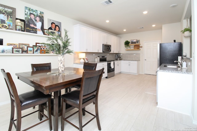 dining space with visible vents and recessed lighting