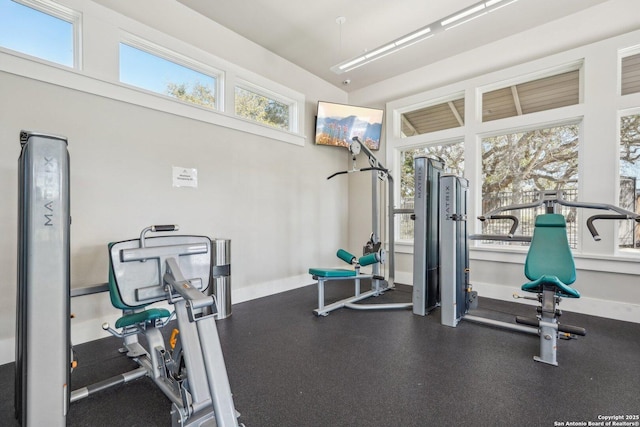 exercise room featuring baseboards