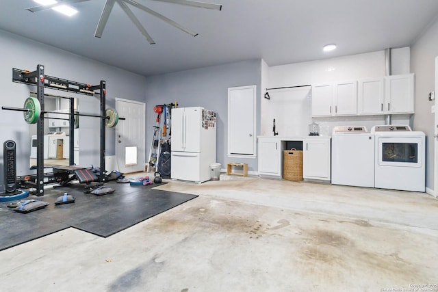 garage featuring independent washer and dryer, freestanding refrigerator, and a ceiling fan