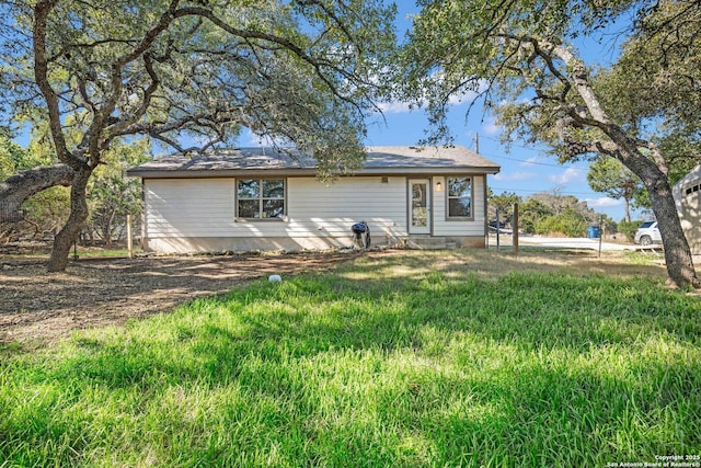 view of front of home featuring a front lawn